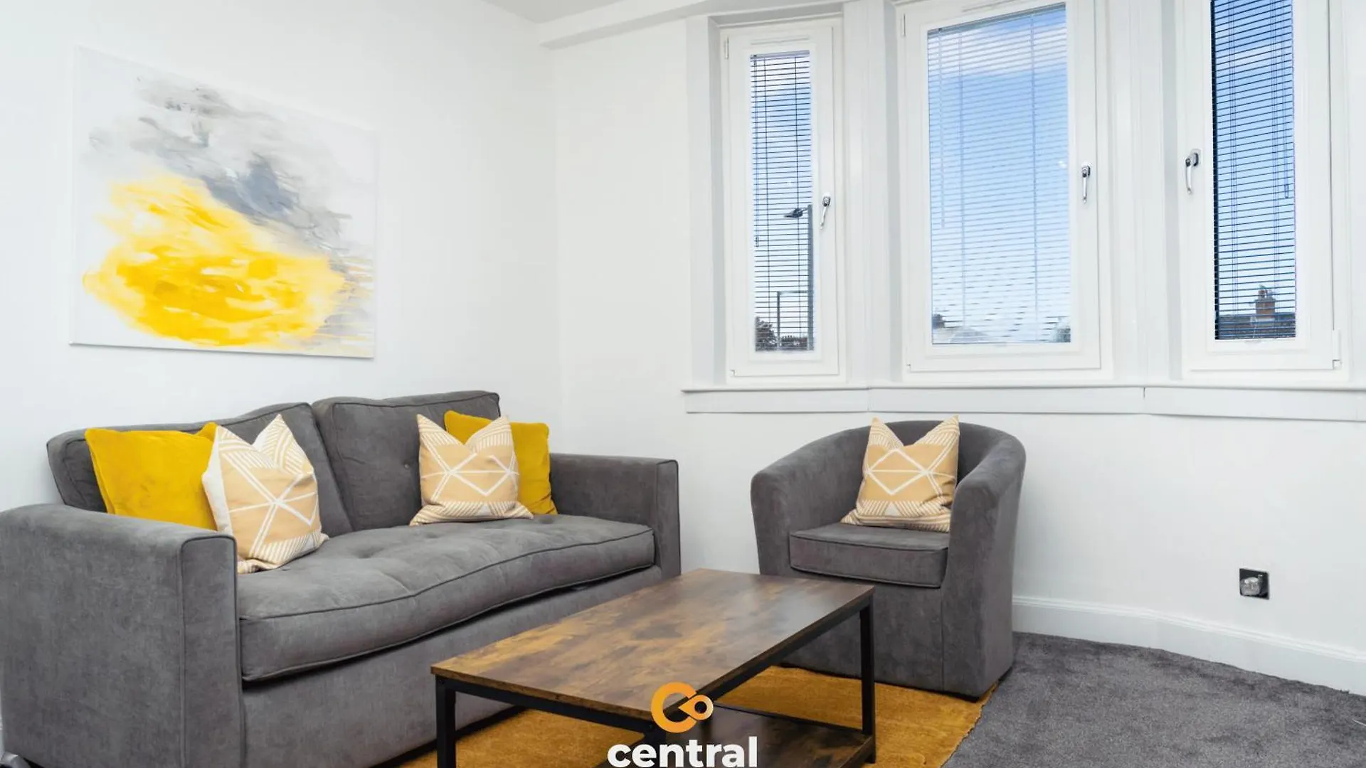 Central Serviced Apartments: Modern 2-Bedroom Family Stay Dundee Apartment