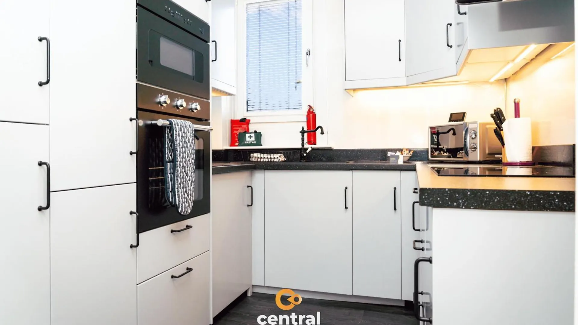 Central Serviced Apartments: Modern 2-Bedroom Family Stay Dundee Apartment