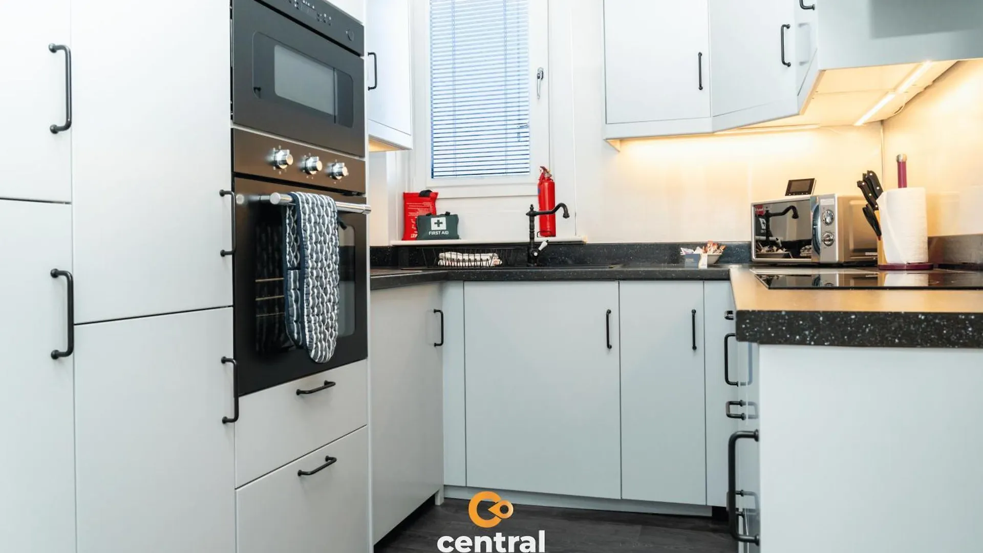 Central Serviced Apartments: Modern 2-Bedroom Family Stay Dundee